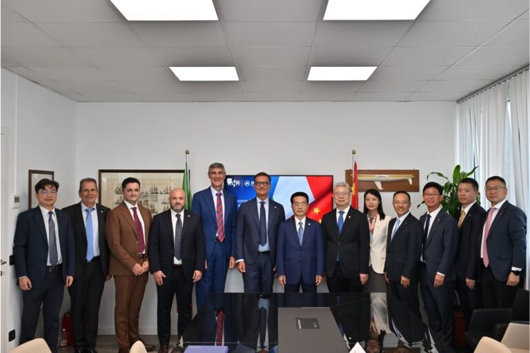 China Merchants Energy Shipping and RINA management representatives